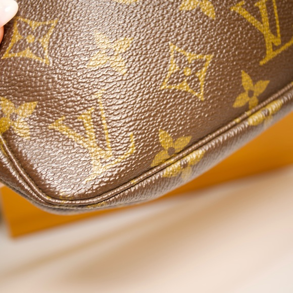 Louis Vuitton Pochette Accessoires - Picture 8 of 15